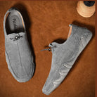 Graue Herren-Sneaker aus echtem Leder, rutschfest, bequem, ideal für Outdoor-Aktivitäten. Modische Slip-On-Loafers für Herbst.