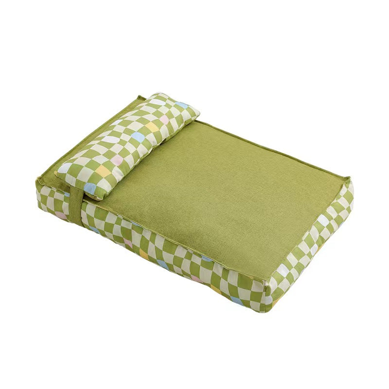 Grünes Hundebett mit kariertem Muster, rechteckig, bequem, waschbar, für Haustiere.
