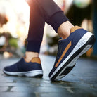 Moderne Herren-Sneaker in Blau und Braun, ideal für Freizeit und Sport. Bequeme, rutschfeste Sohle, stilvolles Design, perfekt für den Alltag.