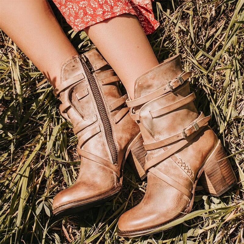 Damenstiefel aus Leder mit Schnallen und Reißverschluss, ideal für Herbstmode. Trendige, bequeme Boots für stilvolle Outfits im Freien.
