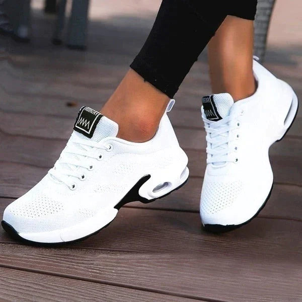 Weiße Damen-Sneaker mit Luftpolstersohle, atmungsaktivem Mesh-Obermaterial und rutschfester Sohle, ideal für Sport und Freizeit.
