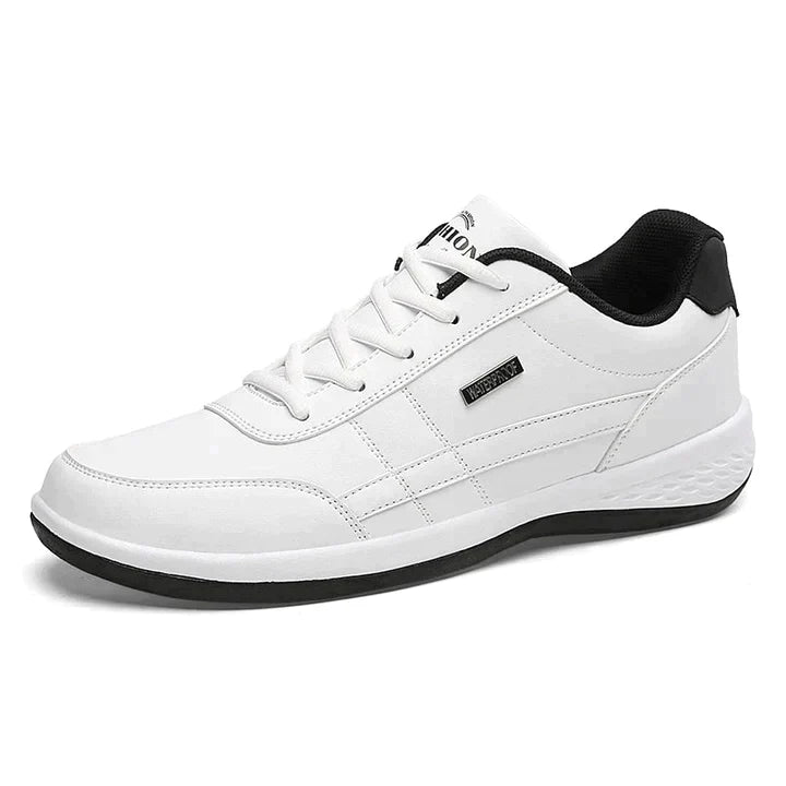 Weißer Sneaker mit schwarzem Akzent, sportliches Design, ideal für Herren. Bequeme Freizeitschuhe, rutschfeste Sohle, modisch und vielseitig.