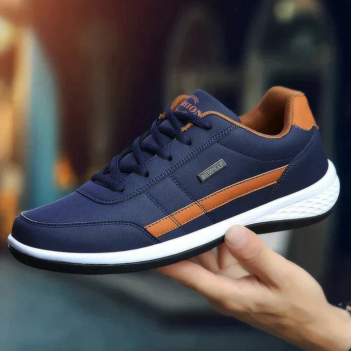 Dunkelblauer Sneaker mit braunen Akzenten, sportlich und modern. Ideal für Herrenmode, Freizeitkleidung und bequeme Schuhe.