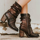 Damenstiefel aus Leder mit Blockabsatz, Schnallen und Reißverschluss. Vintage-Design, ideal für Herbstmode. Hochwertige, robuste Verarbeitung.
