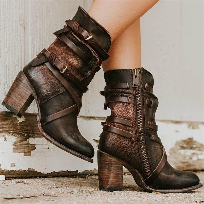 Damenstiefel aus Leder mit Blockabsatz, Schnallen und Reißverschluss. Vintage-Design, ideal für Herbstmode. Hochwertige, robuste Verarbeitung.