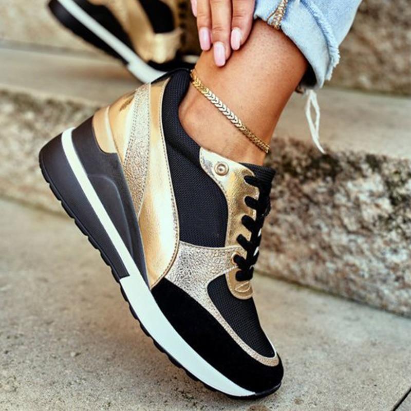 Goldene und schwarze Sneaker für Damen, modisch und bequem, ideal für Freizeit und Sport. Trendige Schuhe mit Keilabsatz und Schnürung.