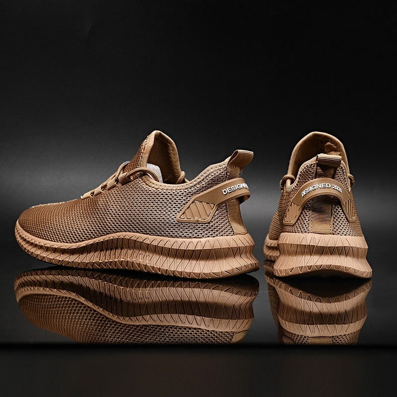 Braune Sportschuhe mit atmungsaktivem Mesh-Obermaterial, rutschfester Sohle und modernem Design. Ideal für Fitness und Freizeit.