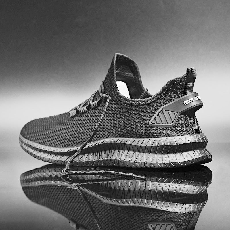 Schwarzer Sneaker mit atmungsaktivem Mesh-Obermaterial und rutschfester Sohle. Ideal für Sport und Freizeit. Modernes Design, hoher Tragekomfort.