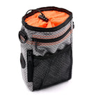 Schwarzer und grauer Kletterchalkbag mit orangefarbenem Innenfutter und Reißverschlusstasche.