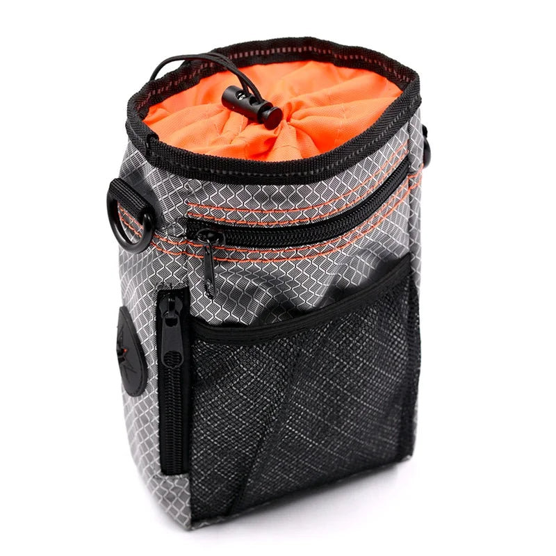 Schwarzer und grauer Kletterchalkbag mit orangefarbenem Innenfutter und Reißverschlusstasche.