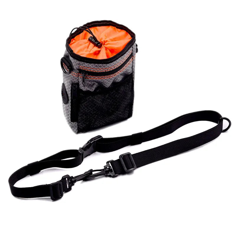 Schwarze Hundeleckerli-Tasche mit orangefarbenem Innenfutter und verstellbarem Schultergurt.