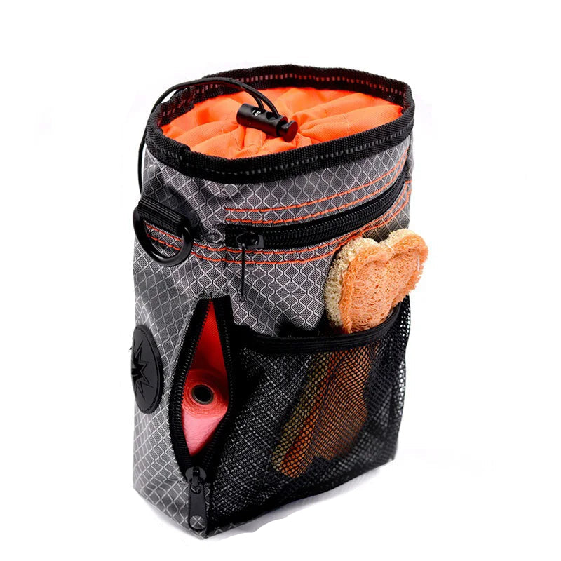 Graue Outdoor-Tasche mit Netzfächern, ideal für Camping, robustes Material, orange Innenfutter.