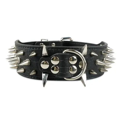 Schwarzes Lederhalsband mit silbernen Nieten, robustes Design, für Hunde, modisches Accessoire.