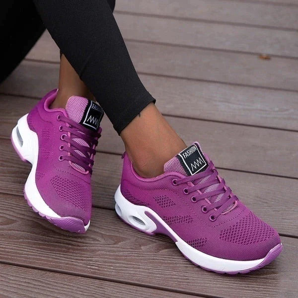 Lila Damen-Sneaker mit atmungsaktivem Mesh-Obermaterial und gepolsterter Sohle, ideal für Sport und Freizeit. Trendige Sportschuhe online kaufen.