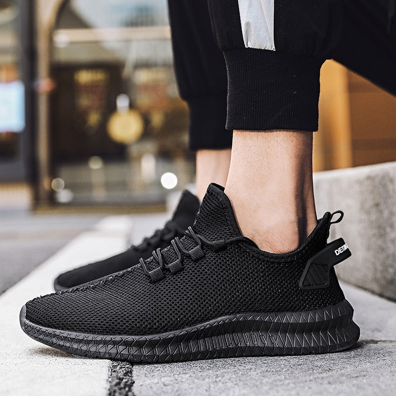 Schwarze Sneaker für Herren, atmungsaktiv und leicht, ideal für Sport und Freizeit. Modisches Design, rutschfeste Sohle, bequemes Tragegefühl.