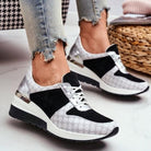 Damen-Sneaker mit Keilabsatz, schwarz-weiß, modisches Design, ideal für Freizeit und Sport, bequeme Passform, trendige Schuhe für Damen.