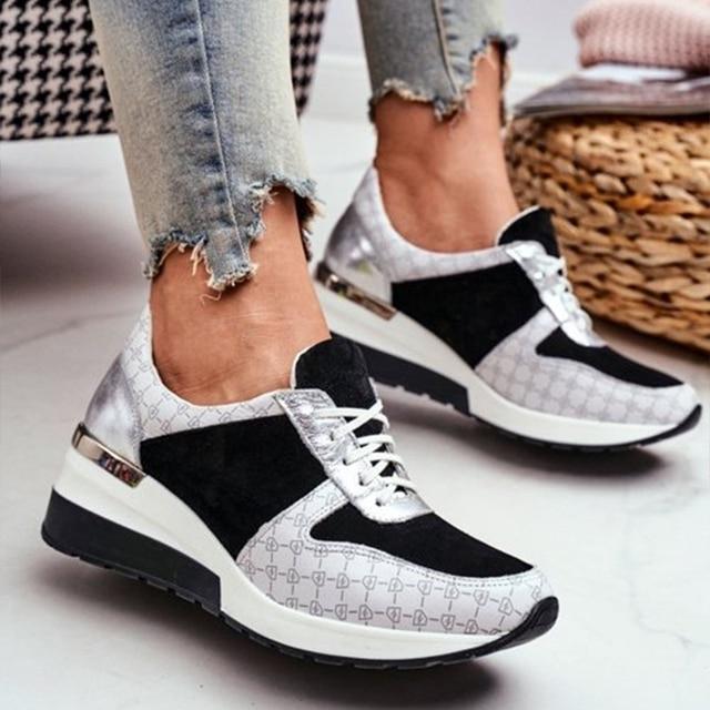 Damen-Sneaker mit Keilabsatz, schwarz-weiß, modisches Design, ideal für Freizeit und Sport, bequeme Passform, trendige Schuhe für Damen.