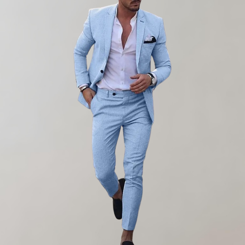 Hellblauer Herrenanzug mit Blazer und Hose, ideal für elegante Anlässe. Stilvoller Look, perfekt für Business und formelle Events.