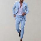Hellblauer Herrenanzug mit Blazer und Hose, ideal für elegante Anlässe. Stilvoller Look, perfekt für Business und formelle Events.