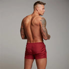 Herren-Badeshorts in Rot, schnell trocknend, mit Reißverschlusstaschen und Mesh-Futter. Ideal für Sommer, Strand und Sport.