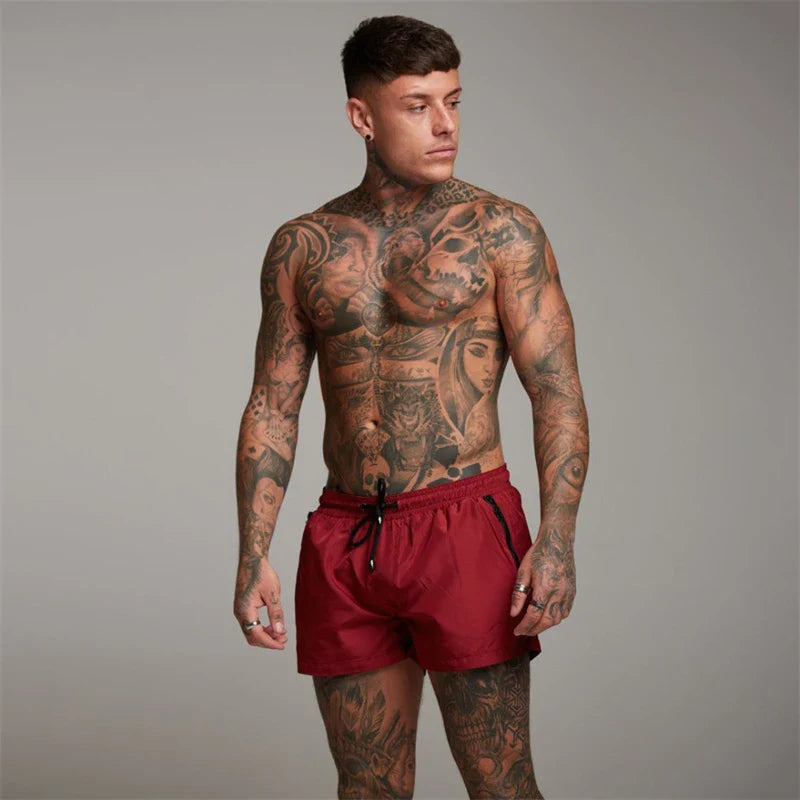 Rote Herren-Badeshorts mit Reißverschlusstaschen, Mesh-Futter, schnell trocknend. Perfekt für Sommer, Strand und Sport.