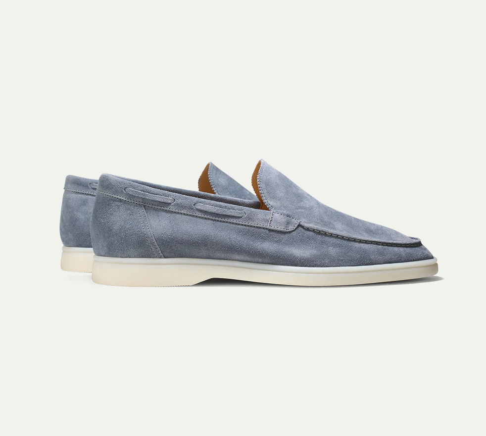 Hochwertige Herren-Lederloafer in Blau, stilvoll und bequem. Perfekt für Business und Freizeit. Elegante Schuhe für modebewusste Männer.