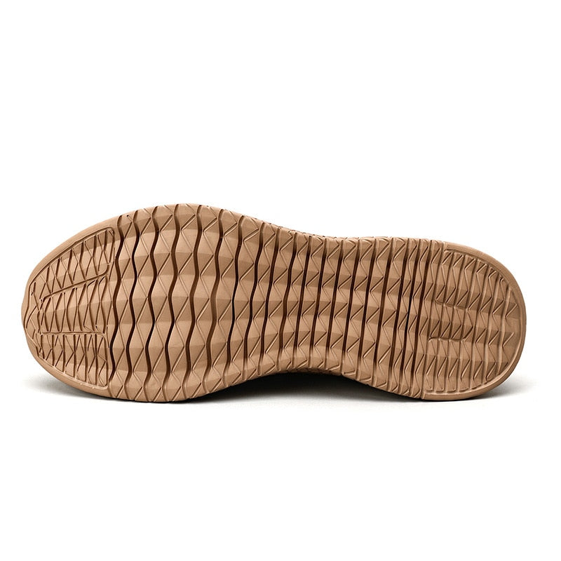Braune Schuhsohle mit rutschfestem, wellenförmigem Profil, ideal für Outdoor-Aktivitäten. Hochwertige Materialien, langlebig und komfortabel.