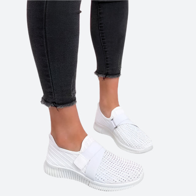 Weiße Damen-Sneaker mit Klettverschluss, atmungsaktiv, bequem, verbessert Gehhaltung.