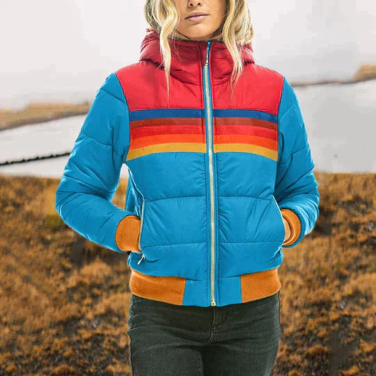 Bunte Damenjacke mit Kapuze, gestepptem Design und Regenbogenstreifen. Perfekt für Herbstmode, warm und stilvoll. Ideal für Outdoor-Aktivitäten.