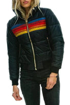 Damen Plüschmantel mit Kapuze, gesteppt, schwarz, bunte Streifen, Reißverschluss. Modische Winterjacke, warm, stilvoll, bequem.