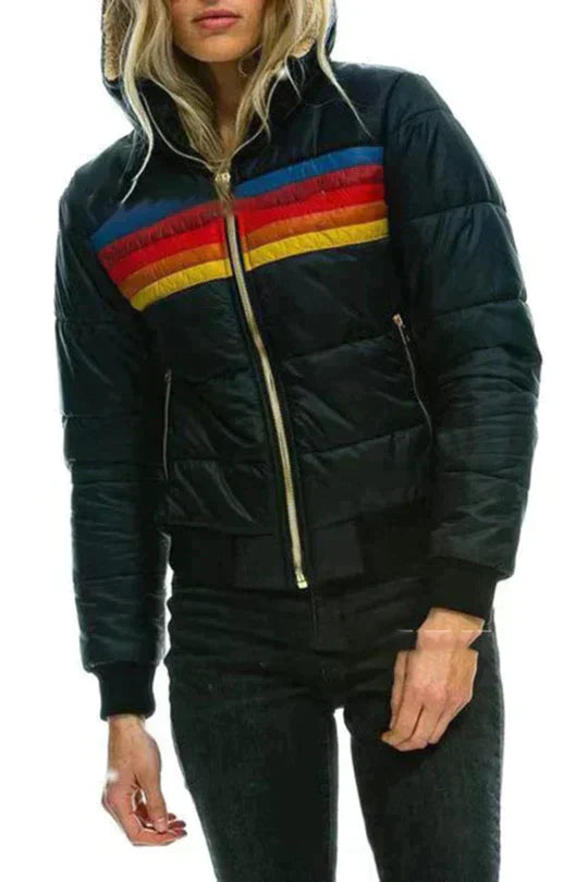 Damen Plüschmantel mit Kapuze, gesteppt, schwarz, bunte Streifen, Reißverschluss. Modische Winterjacke, warm, stilvoll, bequem.