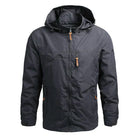 Schwarze Herren-Windjacke mit Kapuze, Reißverschlusstaschen und wasserabweisendem Material. Ideal für Outdoor-Aktivitäten und Freizeit.