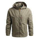 Wasserfeste Outdoor-Jacke in Olivgrün mit Kapuze, Reißverschluss und Brusttasche. Ideal für Wandern und Trekking. Robustes, atmungsaktives Material.