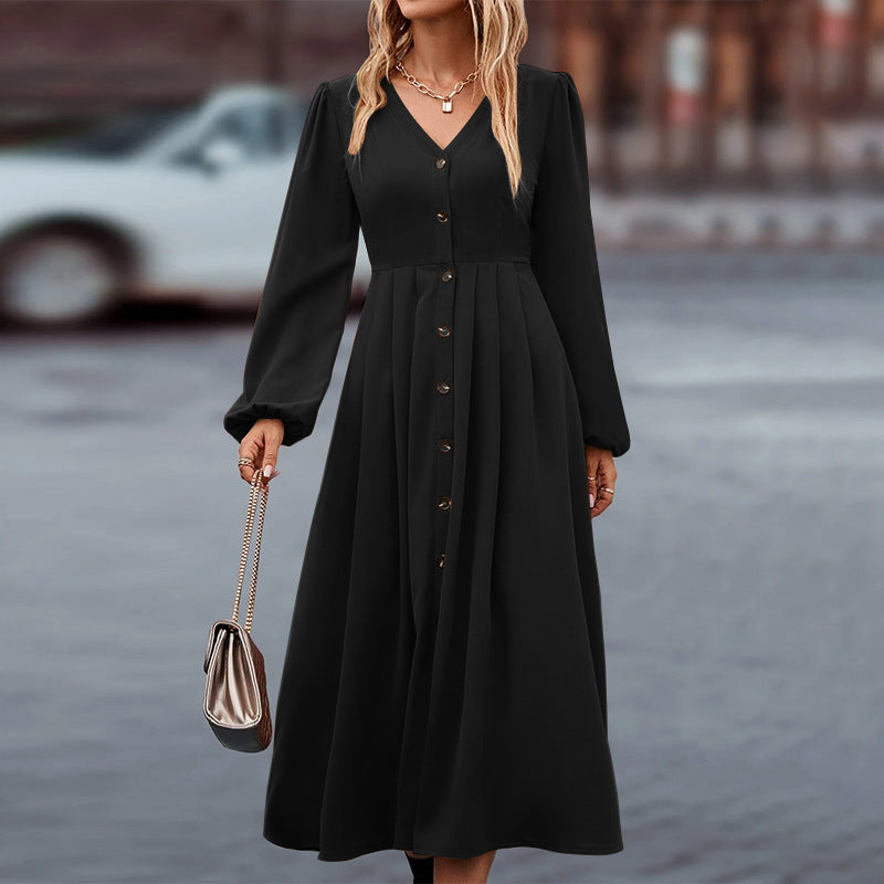 Elegantes schwarzes Maxikleid mit V-Ausschnitt und Knopfleiste, ideal für Abendveranstaltungen. Modetrend, Damenmode, stilvoll.