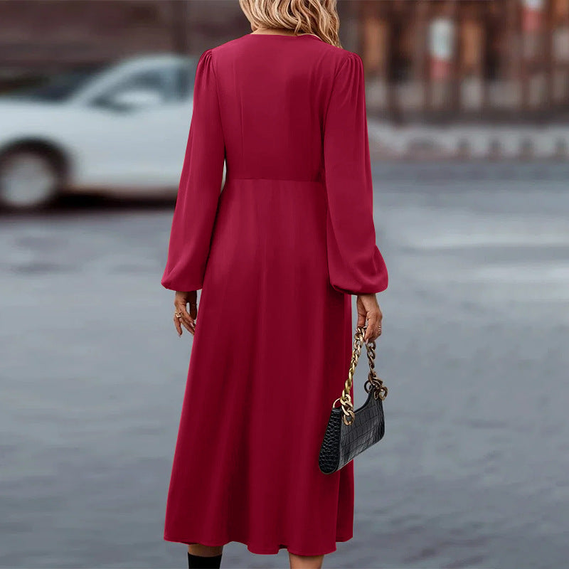 Elegantes rotes Maxikleid mit langen Ärmeln, ideal für Herbstmode. Perfekt kombiniert mit einer schwarzen Handtasche. Damenmode-Trend 2023.