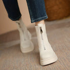 Weiße Damenstiefeletten mit Reißverschluss, modisch und bequem, ideal für Herbst und Winter. Perfekt kombinierbar mit Jeans oder Röcken.
