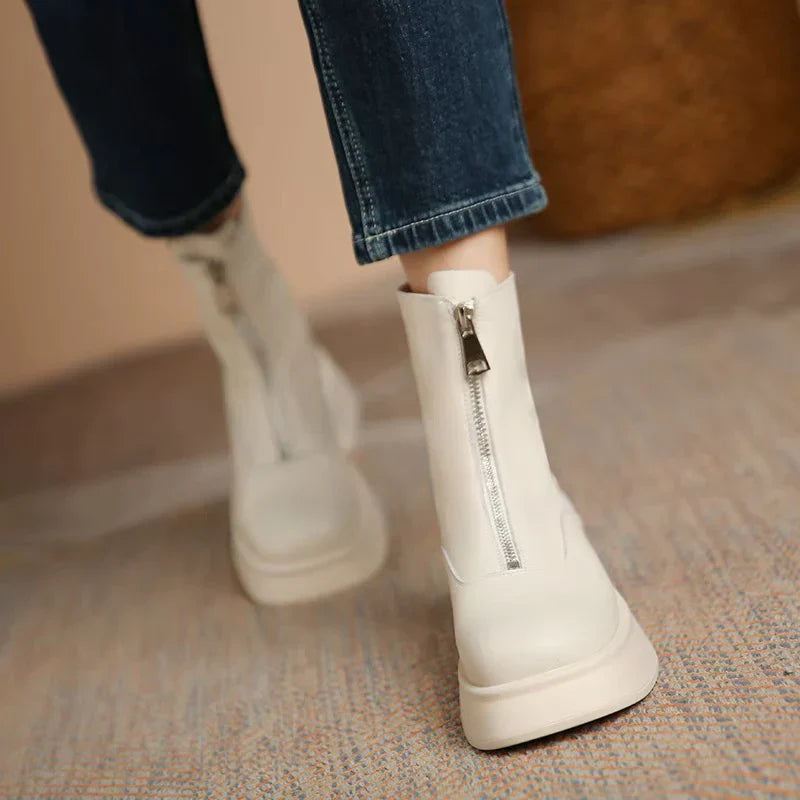 Weiße Damenstiefeletten mit Reißverschluss, modisch und bequem, ideal für Herbst und Winter. Perfekt kombinierbar mit Jeans oder Röcken.