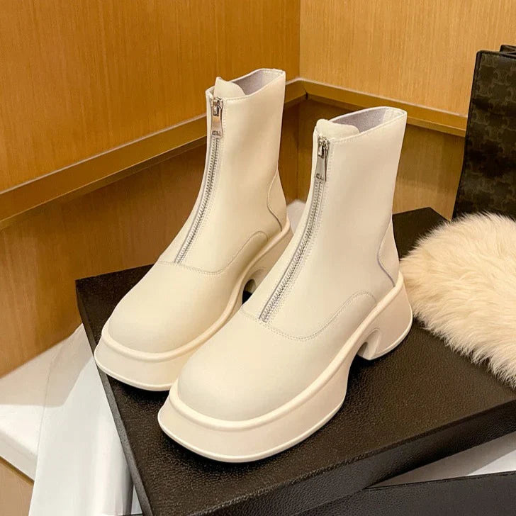 Weiße Damenstiefel mit Reißverschluss, modisches Design, klobige Sohle. Perfekt für Herbst/Winter. Trendige Schuhe für stilvolle Outfits.