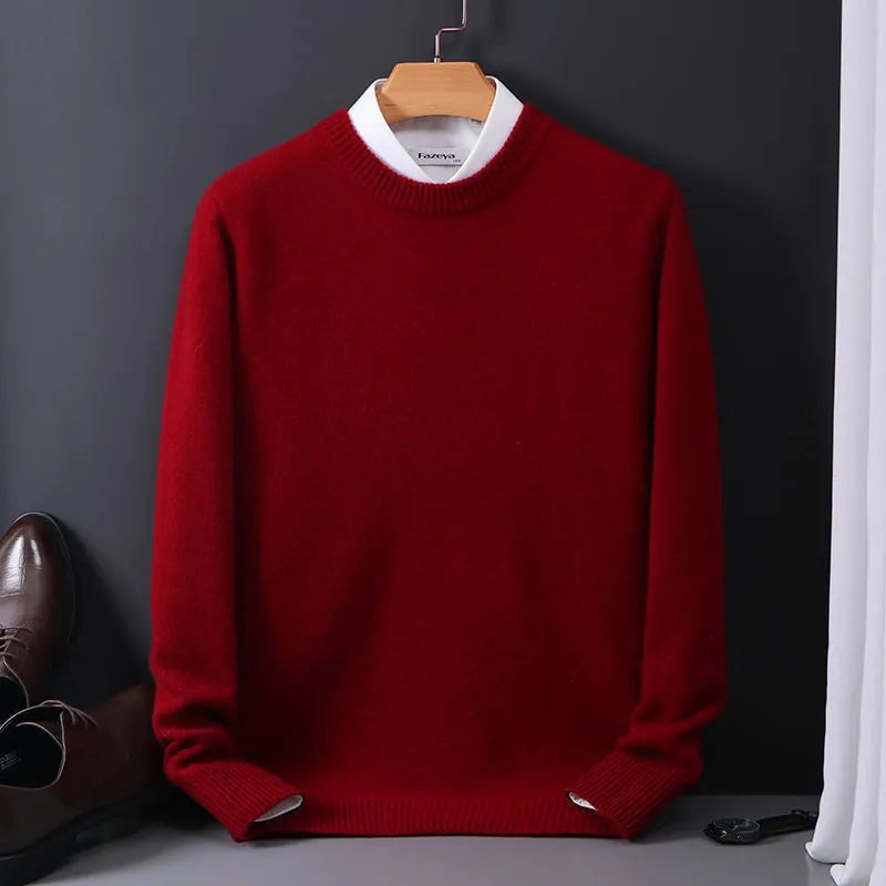 Roter Herrenpullover aus Kaschmir, elegant und warm, ideal für Herbst und Winter. Perfekt kombinierbar mit Hemden für stilvolle Outfits.