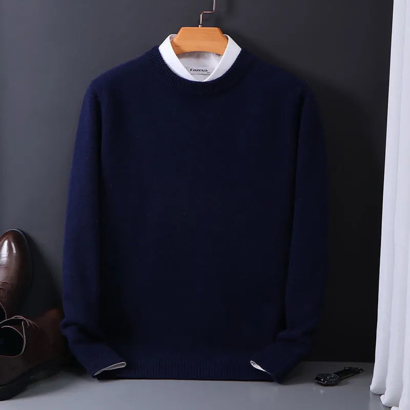 Dunkelblauer Herrenpullover aus Kaschmir, elegant und warm, ideal für Herbst und Winter. Perfekt kombinierbar mit Hemd für stilvolle Outfits.