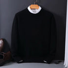 Schwarzer Herrenpullover aus Wolle, klassisches Design, ideal für Herbst und Winter. Eleganter Look, kombinierbar mit Hemd und Lederschuhen.