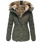 Damen Winterjacke mit Kapuze, olivgrün, gefüttert mit Kunstfell. Perfekt für kalte Tage, modisch und warm. Ideal für Outdoor-Aktivitäten.