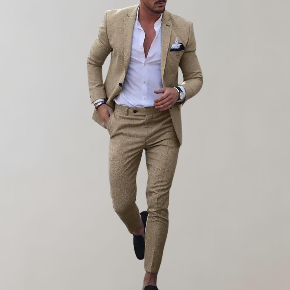 Eleganter khakifarbener Herrenanzug mit Blazer und Hose, ideal für Business und Freizeit. Perfekt kombiniert mit weißem Hemd und Einstecktuch.