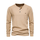 Khaki Herren-Henley-Shirt, langärmelig, aus Baumwolle, mit Knopfleiste. Ideal für Freizeit und Alltag. Stilvoll, bequem, vielseitig.
