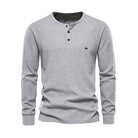 Graues Langarmshirt für Herren, Henley-Stil, aus Baumwolle, ideal für Freizeit und Alltag. Bequemes Design, modisch und vielseitig kombinierbar.