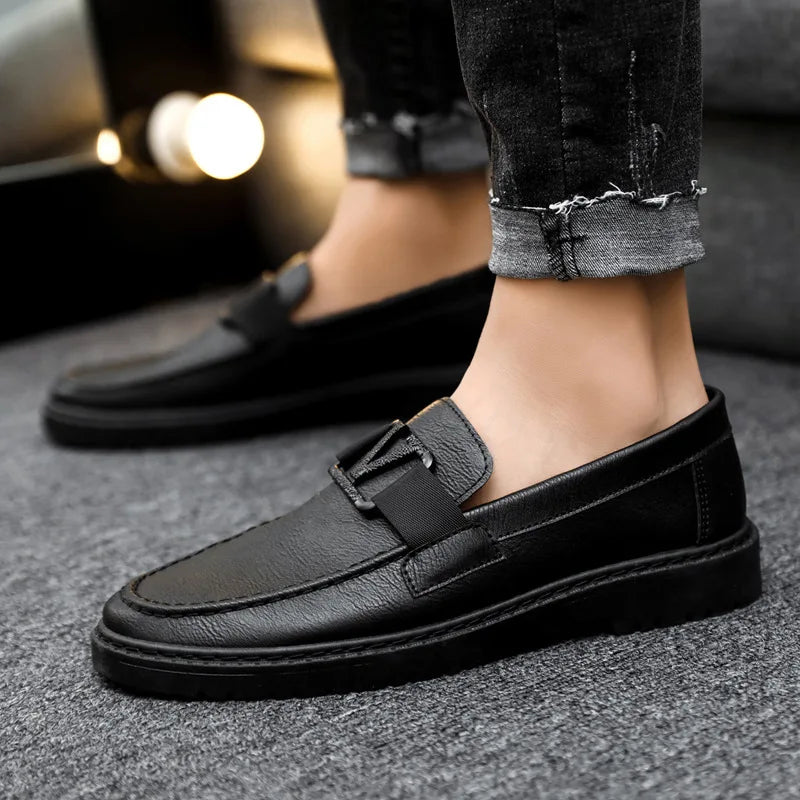 Elegante schwarze Herren-Loafer aus Leder, ideal für Sommermode 2023. Bequeme, klassische Flats, perfekt für stilvolle Anlässe und Freizeit.