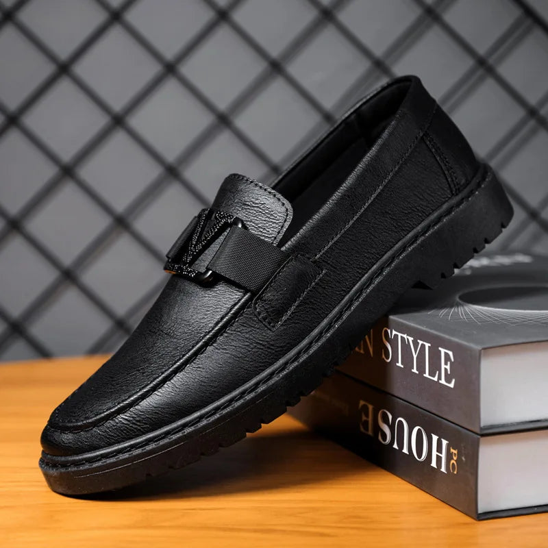 Elegante schwarze Herren-Loafer aus Leder, ideal für Sommermode 2023. Bequeme, klassische Flats, perfekt für stilvolle Anlässe und Freizeit.