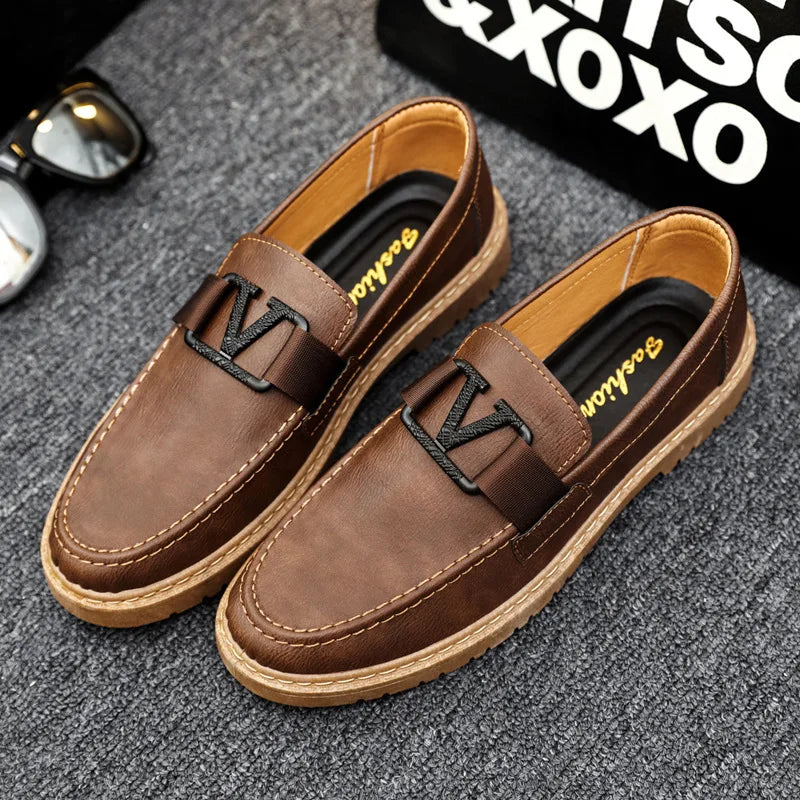 Herren-Loafer aus Leder, braun, modisch und bequem, ideal für Sommer 2023. Klassisches Design, hochwertige Verarbeitung, perfekte Freizeitschuhe.