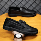 Schwarze Herren-Loafer aus Leder, modisch und bequem, ideal für den Sommer 2023. Klassisches Design, rutschfeste Sohle, zeitloser Stil.