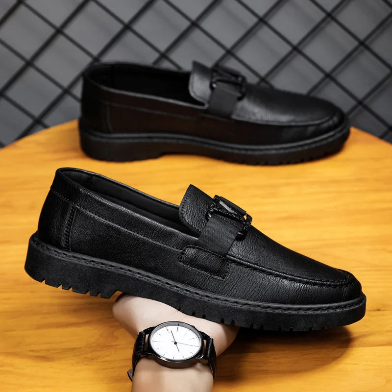 Schwarze Herren-Loafer aus Leder, modisch und bequem, ideal für den Sommer 2023. Klassisches Design, rutschfeste Sohle, zeitloser Stil.